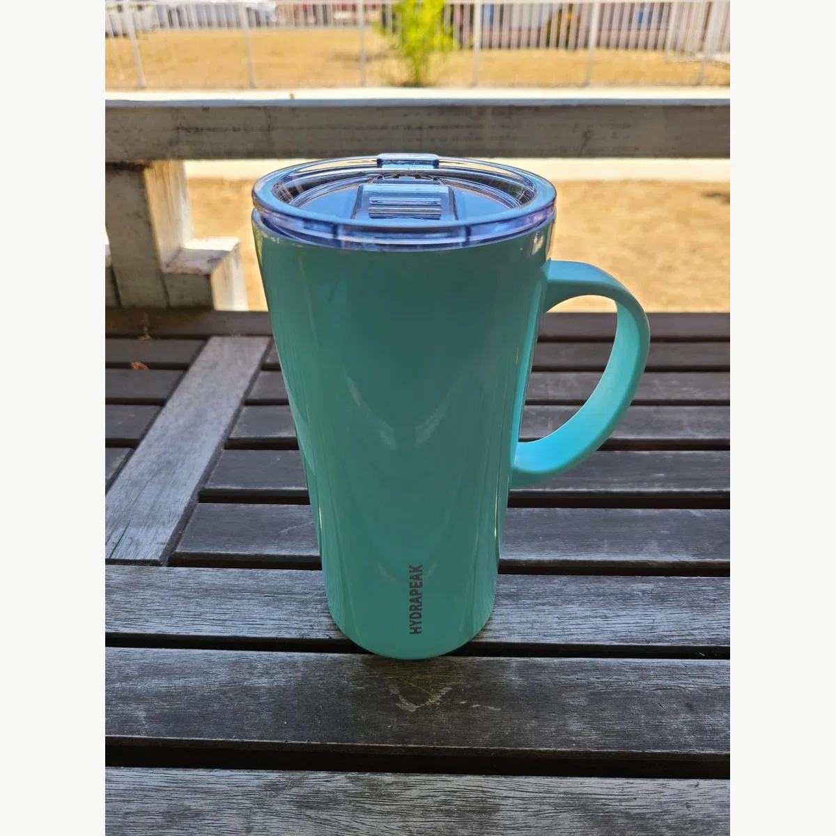 Keeps coffee hot